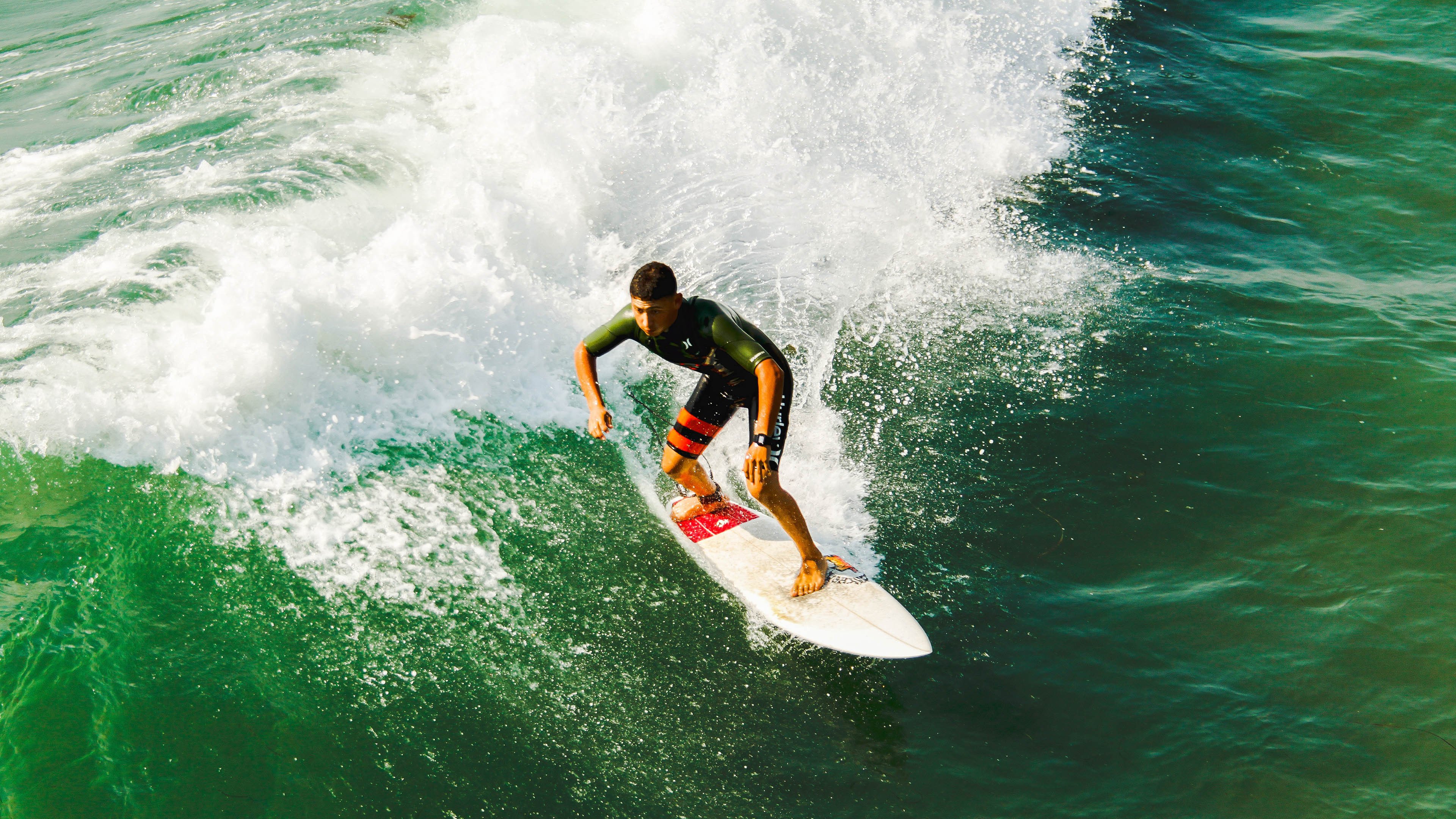 哥伦比亚队前锋苏亚雷斯在巴黎奥运会上表现出色，哥伦比亚队迪亚斯